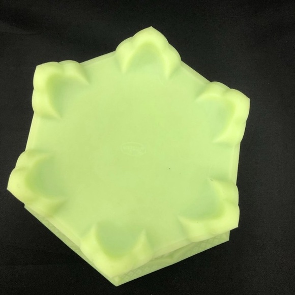 Fenton Glass Green Uranium Custard Chrysanthemum - Picture 5 of 7